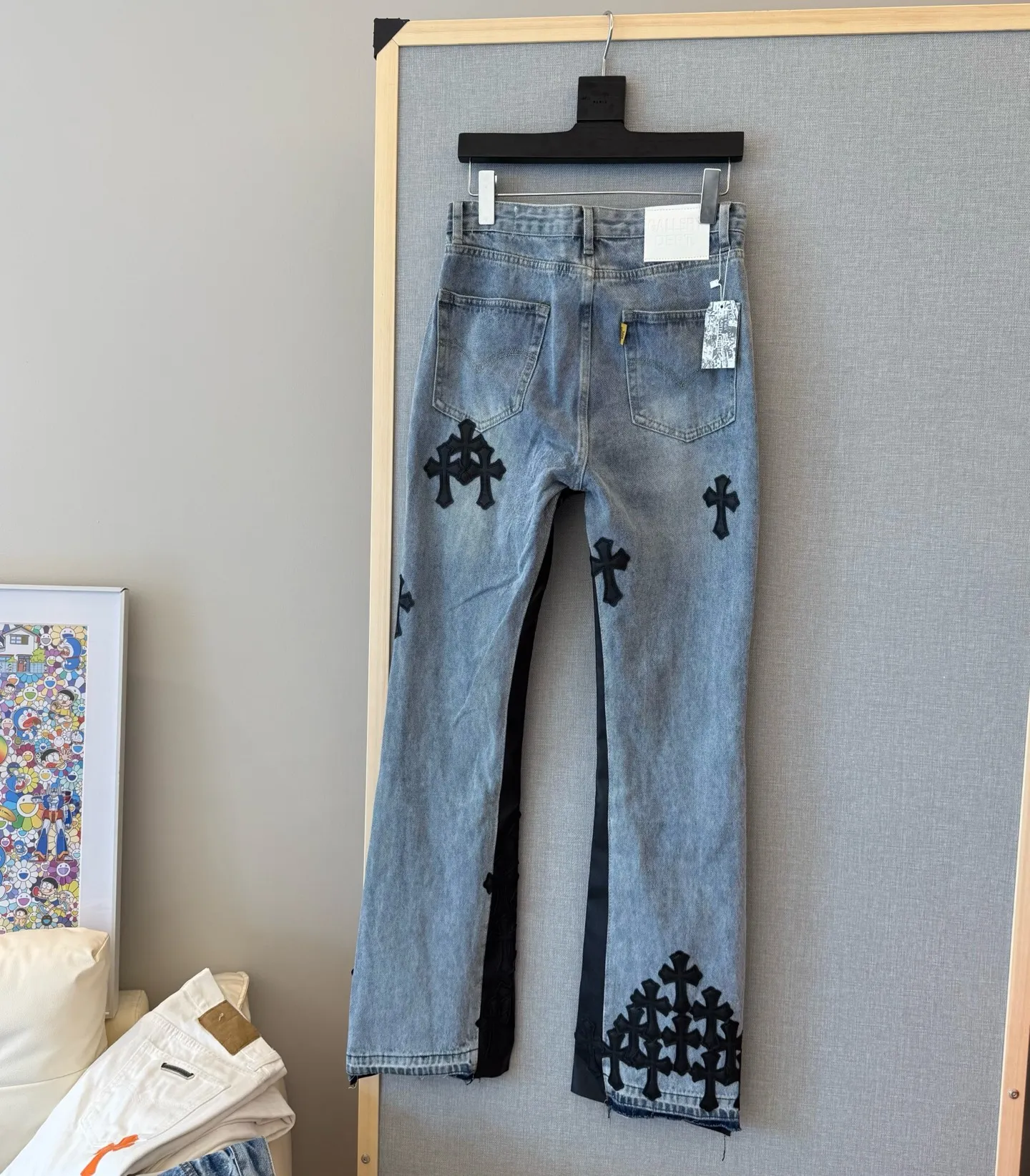 P300 model number: D324 GALLERY DEPT & Chrome hearts. Spliced cross loose washed flared jeans to truly restore the ultimate vintage texture. Original hardware accessories, washed and other elevators, QR code analysis are all purchased from the original factory, high degree of restoration, you are welcome to compare the products~ Three-dimensional version Loose and comfortable, not picky about the figure, taller and slimmer, factory Seiko, original factory quality control, same style for men and women, can be matched with couples, versatile recommendation, must-have jeans for all seasons Trendy people have been disappointed. From the quality selection of fabrics, the tailoring of details, and the matching of patterns, everything is impeccable! The upper body is so handsome when worn...it can be easily worn by men, women and children! The craftsmanship is made of heavy-duty washed pure cotton denim fabric. After washing, it is soft and thick. It is very stylish when worn. Size: 28, 30, 32, 34, 36 (S-XXL) Color: Stitching Size reference # 28 trouser length 100 waist 72 30 trouser length 102 waist 76 32 trouser length 104 waist 80 34 trouser length 106 waist 84 36 pants length 108 waist circumference 88